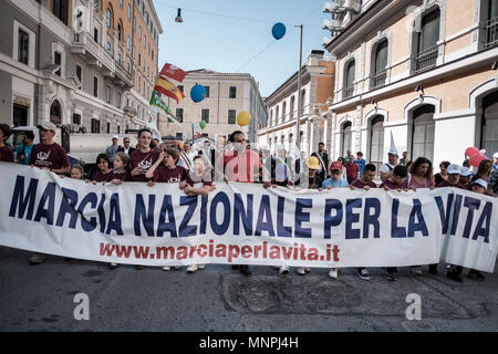 Rome, Italie. 19 mai, 2018. Des milliers de pro-vie et de manifestants anti-avortement se sont réunis pour l'assemblée annuelle 'Marche pour la vie' pour protester contre l'avortement et l'euthanasie et à proclamer la valeur universelle du droit à la vie. Credit : Giuseppe Ciccia/Alamy Live News Banque D'Images