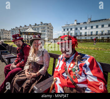 Filey, UK. 19 mai, 2018. De nombreux costumes incorporer Union Jack dessins durant le 2e week-end Steampunk Filey comme un signe vers le mariage royal. Le ventilateur steampunk week-end est retourné pour une deuxième année et attire des fans Steampunk de tout le Royaume-Uni. Bailey-Cooper Photo Photography/Alamy Live News Banque D'Images