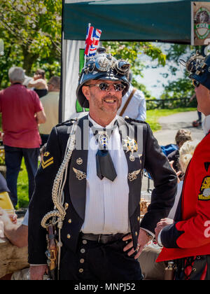 Filey, UK. 19 mai, 2018. De nombreux costumes incorporer Union Jack dessins durant le 2e week-end Steampunk Filey comme un signe vers le mariage royal. Le ventilateur steampunk week-end est retourné pour une deuxième année et attire des fans Steampunk de tout le Royaume-Uni. Bailey-Cooper Photo Photography/Alamy Live News Banque D'Images