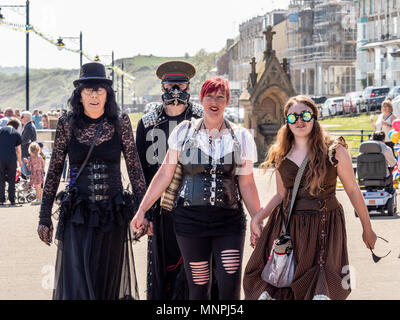 Filey, UK. 19 mai, 2018. De nombreux costumes incorporer Union Jack dessins durant le 2e week-end Steampunk Filey comme un signe vers le mariage royal. Le ventilateur steampunk week-end est retourné pour une deuxième année et attire des fans Steampunk de tout le Royaume-Uni. Bailey-Cooper Photo Photography/Alamy Live News Banque D'Images