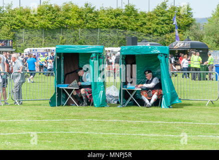 Paisley, Scotland, UK. 19 mai, 2018. Plus de 150 groupes du monde entier se sont rendus à St James' Terrains de jeu en Paisley et la concurrence dans le championnat britannique Pipe Band. Sur la photo deux hommes arbitres siégeant dans leurs tentes marquant la concurrence. Credit : Skully/Alamy Live News Banque D'Images