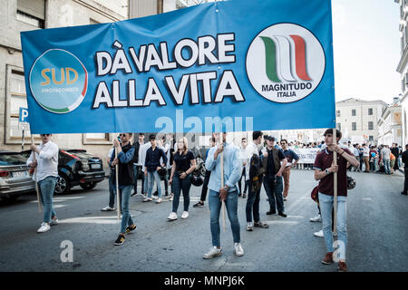 Rome, Italie. 19 mai, 2018. Des milliers de pro-vie et de manifestants anti-avortement se sont réunis pour l'assemblée annuelle 'Marche pour la vie' pour protester contre l'avortement et l'euthanasie et à proclamer la valeur universelle du droit à la vie. Credit : Giuseppe Ciccia/Alamy Live News Banque D'Images