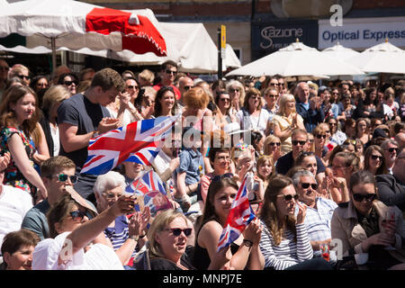 Londres, Royaume-Uni, 19 mai 2018. Cambridge UK-Mai-19. Des centaines de personnes s'est arrêté pour regarder le mariage royal sur un grand écran LeD extérieur de la Guildhall. Crédit : kevin Hodgson/Alamy Live News Banque D'Images