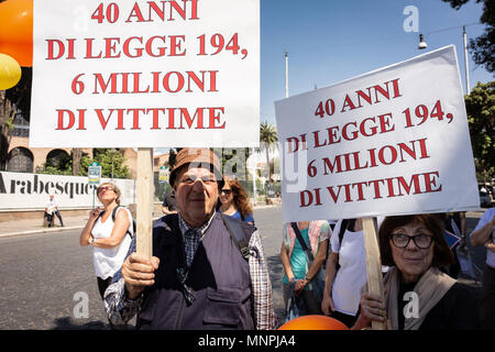 Rome, Italie. 19 mai, 2018. La Marche nationale pour la vie a eu lieu à Rome. Ils ont défilé pour la défense de la vie humaine, de la conception à la mort naturelle, des milliers de citoyens : les hommes et les femmes, les jeunes enfants et les personnes âgées, accompagnés par de nombreux prêtres et religieux. Grand défi à l'encontre de la loi 194/1978, qui collecte les règles pour la protection sociale de la maternité et de l'interruption volontaire de grossesse. (L'Italie, Rome, 19 mai 2018) : Crédit Photo Agency indépendante/Alamy Live News Banque D'Images