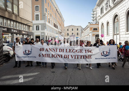 Rome, Italie. 19 mai, 2018. La Marche nationale pour la vie a eu lieu à Rome. Ils ont défilé pour la défense de la vie humaine, de la conception à la mort naturelle, des milliers de citoyens : les hommes et les femmes, les jeunes enfants et les personnes âgées, accompagnés par de nombreux prêtres et religieux. Grand défi à l'encontre de la loi 194/1978, qui collecte les règles pour la protection sociale de la maternité et de l'interruption volontaire de grossesse. (L'Italie, Rome, 19 mai 2018) : Crédit Photo Agency indépendante/Alamy Live News Banque D'Images