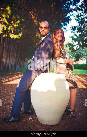 Couple embrassé sous un arbre Banque D'Images