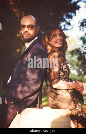 Couple embrassé sous un arbre Banque D'Images