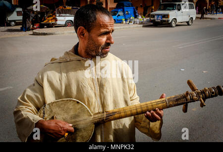 Musicien de rue à Tazenakht, sud du Maroc, l'Afrique Banque D'Images