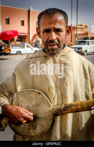 Musicien de rue à Tazenakht, sud du Maroc, l'Afrique Banque D'Images