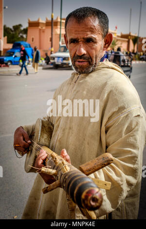 Musicien de rue à Tazenakht, sud du Maroc, l'Afrique Banque D'Images