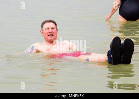 8 mai 2018 une flotte dans l'eau salée de la Mer Morte à la plage de l'hôtel beaucoup dans la région d'Israël Ein Bokek Banque D'Images