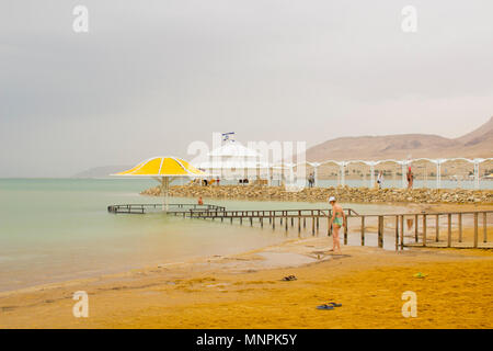 L'Ein Bokek beach à l'hôtel beaucoup sur la mer Morte en Judée Israël. Les touristes appréciant les commodités qu'ils préparent pour flottant dans la mer Banque D'Images