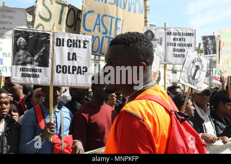 Napoli, Italie. 18 mai, 2018. Les migrants ont marché à Naples pour l'événement "Reddito e diritti per tutte e tutti - Nessuno escluso". Manifestants sont arrivés de toutes les provinces de Campanie pour demander le revenu d'intégration, qu'il y a une plus grande stabilité de la carte de séjour et les politiques d'inclusion sociale.e un moment de manifestation Crédit : Salvatore Esposito/Pacific Press/Alamy Live News Banque D'Images