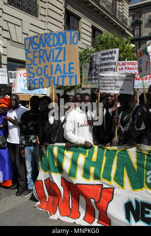 Napoli, Italie. 18 mai, 2018. Les migrants ont marché à Naples pour l'événement "Reddito e diritti per tutte e tutti - Nessuno escluso". Manifestants sont arrivés de toutes les provinces de Campanie pour demander le revenu d'intégration, qu'il y a une plus grande stabilité de la carte de séjour et les politiques d'inclusion sociale.e un moment de manifestation Crédit : Salvatore Esposito/Pacific Press/Alamy Live News Banque D'Images