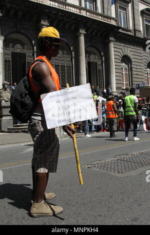 Napoli, Italie. 18 mai, 2018. Les migrants ont marché à Naples pour l'événement "Reddito e diritti per tutte e tutti - Nessuno escluso". Manifestants sont arrivés de toutes les provinces de Campanie pour demander le revenu d'intégration, qu'il y a une plus grande stabilité de la carte de séjour et les politiques d'inclusion sociale.e un moment de manifestation Crédit : Salvatore Esposito/Pacific Press/Alamy Live News Banque D'Images