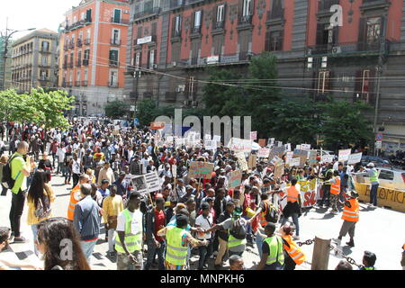 Napoli, Italie. 18 mai, 2018. Les migrants ont marché à Naples pour l'événement "Reddito e diritti per tutte e tutti - Nessuno escluso". Manifestants sont arrivés de toutes les provinces de Campanie pour demander le revenu d'intégration, qu'il y a une plus grande stabilité de la carte de séjour et les politiques d'inclusion sociale.e un moment de manifestation Crédit : Salvatore Esposito/Pacific Press/Alamy Live News Banque D'Images