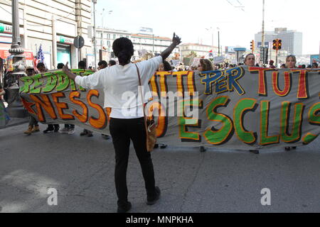 Napoli, Italie. 18 mai, 2018. Les migrants ont marché à Naples pour l'événement "Reddito e diritti per tutte e tutti - Nessuno escluso". Manifestants sont arrivés de toutes les provinces de Campanie pour demander le revenu d'intégration, qu'il y a une plus grande stabilité de la carte de séjour et les politiques d'inclusion sociale.e un moment de manifestation Crédit : Salvatore Esposito/Pacific Press/Alamy Live News Banque D'Images