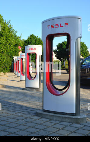 Ellwangen, Allemagne - 10 mai 2018 : Tesla Supercharger Stations (480 volts DC des stations de recharge rapide) à Ellwangen. Banque D'Images