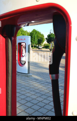 Ellwangen, Allemagne - 10 mai 2018 : Tesla Supercharger Stations (480 volts DC des stations de recharge rapide) à Ellwangen. Banque D'Images