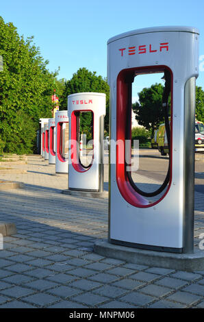 Ellwangen, Allemagne - 10 mai 2018 : Tesla Supercharger Stations (480 volts DC des stations de recharge rapide) à Ellwangen. Banque D'Images