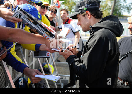 Le Mans, France. 18 mai, 2018. Cal Crutchlow rencontrez fans au circuit Bugatti du Mans MotoGP lors des sessions de pratique en France Credit : Gaetano Piazzolla/Pacific Press/Alamy Live News Banque D'Images