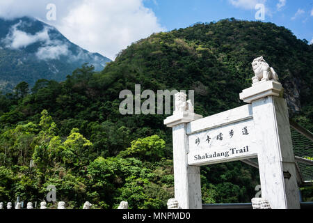 Sentier de Shakadang entrace gate et sur la montagne en gorge taroko national park à Hualien Taiwan Banque D'Images