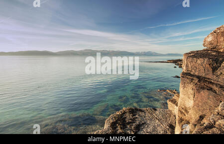 Vue sur le détroit de Menai Snowdonia et de collines calcaires érodés dans Penmon d'Anglesey, dans le Nord du Pays de Galles, Royaume-Uni Banque D'Images