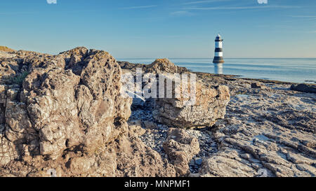Vue panoramique de Penmon Point Lighthouse et érodé shore cliff à bright matin ensoleillé. L'île d'Anglesey dans le Nord du Pays de Galles, Royaume-Uni Banque D'Images