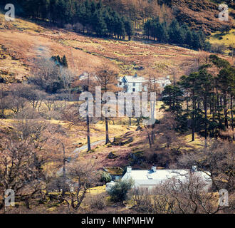 Vue rapprochée de pentes d'Ogwen Valley au début du printemps dans le parc national de Snowdonia, UK Banque D'Images