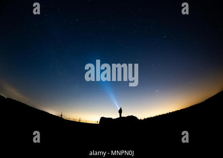 À la recherche jusqu'au ciel de la nuit à partir de peu d'Almscliffe Beckwithshaw Crag, juste à l'extérieur, Harrogate, North Yorkshire, Royaume-Uni. Banque D'Images
