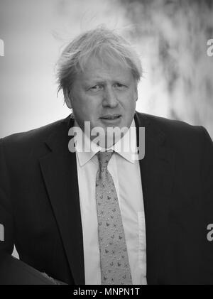 Londres - 15 MAI 2018 : ( Image modifiée numériquement à monochrome ), Boris Johnson, secrétaire d'État aux Affaires étrangères vu arrving à Downing Street Banque D'Images