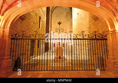 Tombeau du fondateur dom Alvaro Gonçalves Pereira dans l'église médiévale et le couvent Santa Maria Flor de Rosa à Crato Banque D'Images