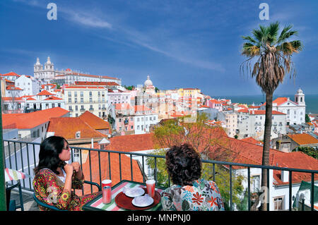 Deux femmes assises sur une table à petite terrasse à la vue de Lisbonne à splenid Banque D'Images