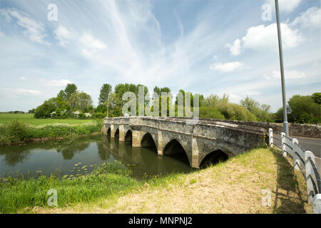 Sturminster Newton Ville Pont sur la rivière Stour Dorset à la recherche dans la direction de Sturminster Newton. Le pont remonte à la 1500s et medi Banque D'Images