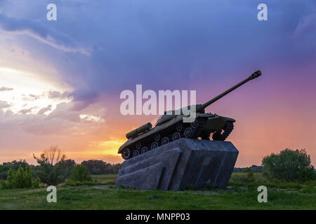 Char moyen soviétique T-34-85 de la Deuxième Guerre mondiale.Réservoir contre la toile de fond le coucher du soleil et nuages d'orage Banque D'Images