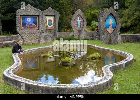 Enfant les yeux dans l'étang avec des œuvres d'art en plein air à l'Eco de culte à Hogsback, Afrique du Sud Banque D'Images