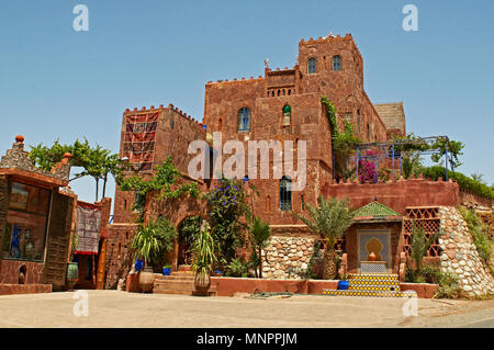 L'AVANT D'UN BÂTIMENT TRADITIONNEL DE MOROCCIAN À Marrakech, Maroc, AFRIQUE DU NORD. Mai 2012. Un impessive bâtiment traditionnel en pierre avec des f Banque D'Images