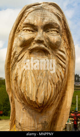 La sculpture sur bois d'une tête de coupe mans barbu un morceau de tronc d'arbre dans un des sculpteurs sur bois yard à drimoleague, Irlande. Banque D'Images