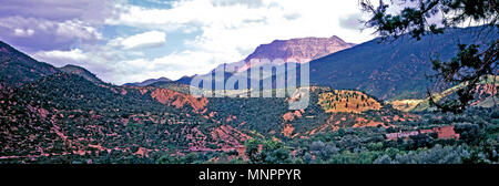 Une vue panoramique sur le paysage et un village à l'intérieur des terres dans les montagnes de l'Atlas de Marrakech au Maroc Banque D'Images