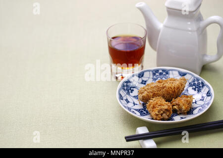 Nid d'frits boulettes de taro, dim sum chinois et le vin de Shaoxing Banque D'Images