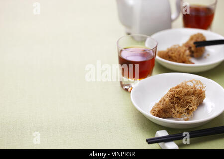 Nid d'frits boulettes de taro, dim sum chinois et le vin de Shaoxing Banque D'Images