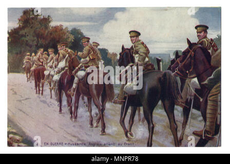 Ancienne carte postale française : une colonne de cavalerie anglaise à cheval se déplaçant le long de la route. la première guerre mondiale 1914-1918, la Grande-Bretagne, l'Entente. Banque D'Images