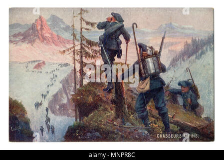 Ancienne carte postale française : chasseur alpin. Genre d'élite des troupes, des soldats de montagne. Une colonne de Rangers, en uniforme et de munitions est sur un sentier de neige Banque D'Images