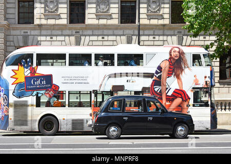 Scène de rue Whitehall London black cab passant publicité vue latérale du London bus des transports publics avec mannequin assis sur l'avant du taxi UK Banque D'Images