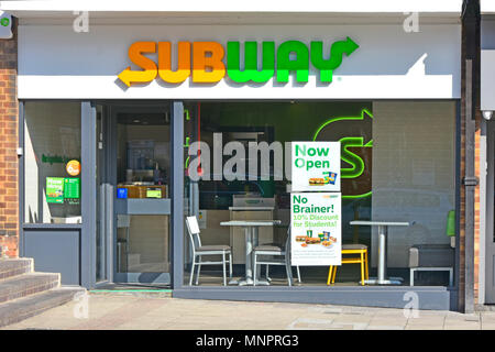 Juste ouvert nouvelle franchise branche avec logo de la marque nouveau métro plus de fast food restaurant & sandwich shop shopping avant l'Angleterre Essex UK Banque D'Images