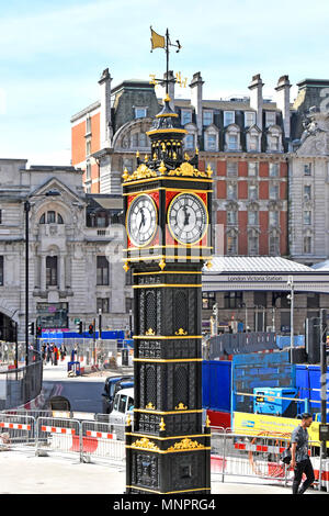 Scène de rue de Londres Victoria gare victorienne ornée approche Petit Ben tour de l'horloge miniature en fonte s'élevant au-dessus de everlasting road works UK Banque D'Images