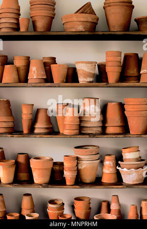 Étagères de pots en argile vintage empilés Banque D'Images