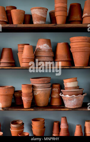 Étagères de pots de faïence vintage empilés. Banque D'Images