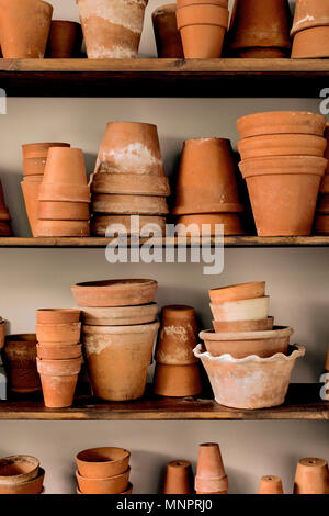 Étagères de pots de faïence vintage empilés. Banque D'Images