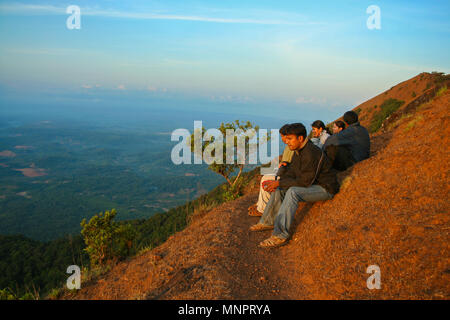 Les randonneurs appréciant la vue de Kodachadri hill (Karnataka, Inde) Banque D'Images